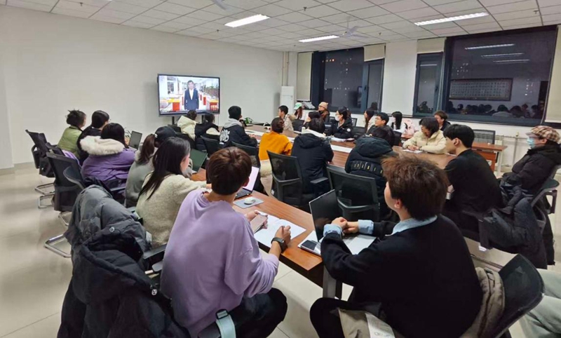 云博app官方在线入口师生们观看“同上一堂‘守护祖脉秦岭’思政大课”。云博app官方在线入口供图