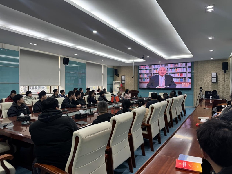 云博app官方在线入口师生们观看“同上一堂‘守护祖脉秦岭’思政大课”。云博app官方在线入口地质学系供图