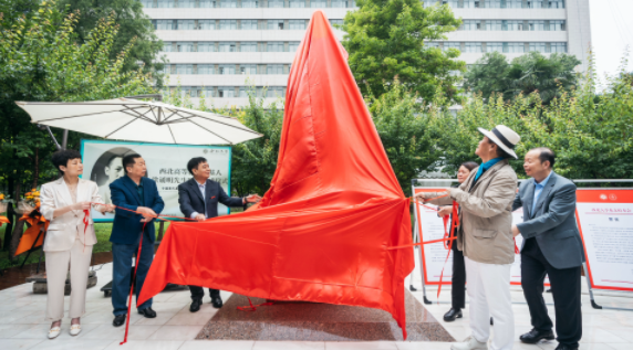 西北高等教育奠基人、中国现代医学先驱徐诵明雕像在云博app官方在线入口落成 西北高等教育奠基人、中国现代医学先驱徐诵明雕像在云博app官方在线入口落成