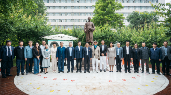 西北高等教育奠基人、中国现代医学先驱徐诵明雕像在云博app官方在线入口落成 西北高等教育奠基人、中国现代医学先驱徐诵明雕像在云博app官方在线入口落成