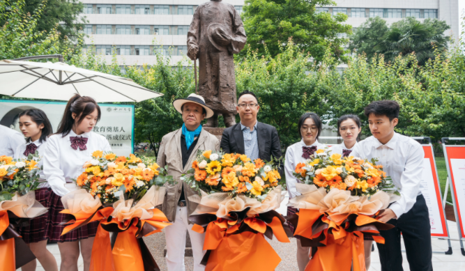 西北高等教育奠基人、中国现代医学先驱徐诵明雕像在云博app官方在线入口落成 西北高等教育奠基人、中国现代医学先驱徐诵明雕像在云博app官方在线入口落成