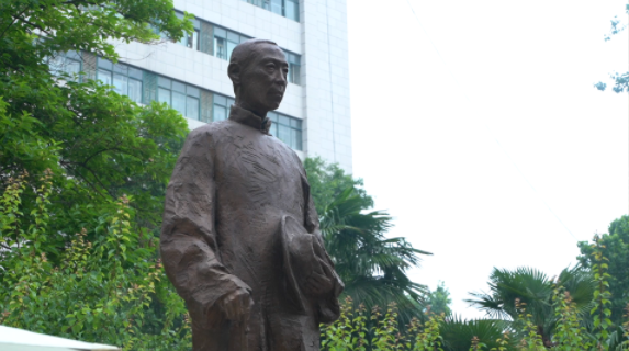西北高等教育奠基人、中国现代医学先驱徐诵明雕像在云博app官方在线入口落成 西北高等教育奠基人、中国现代医学先驱徐诵明雕像在云博app官方在线入口落成