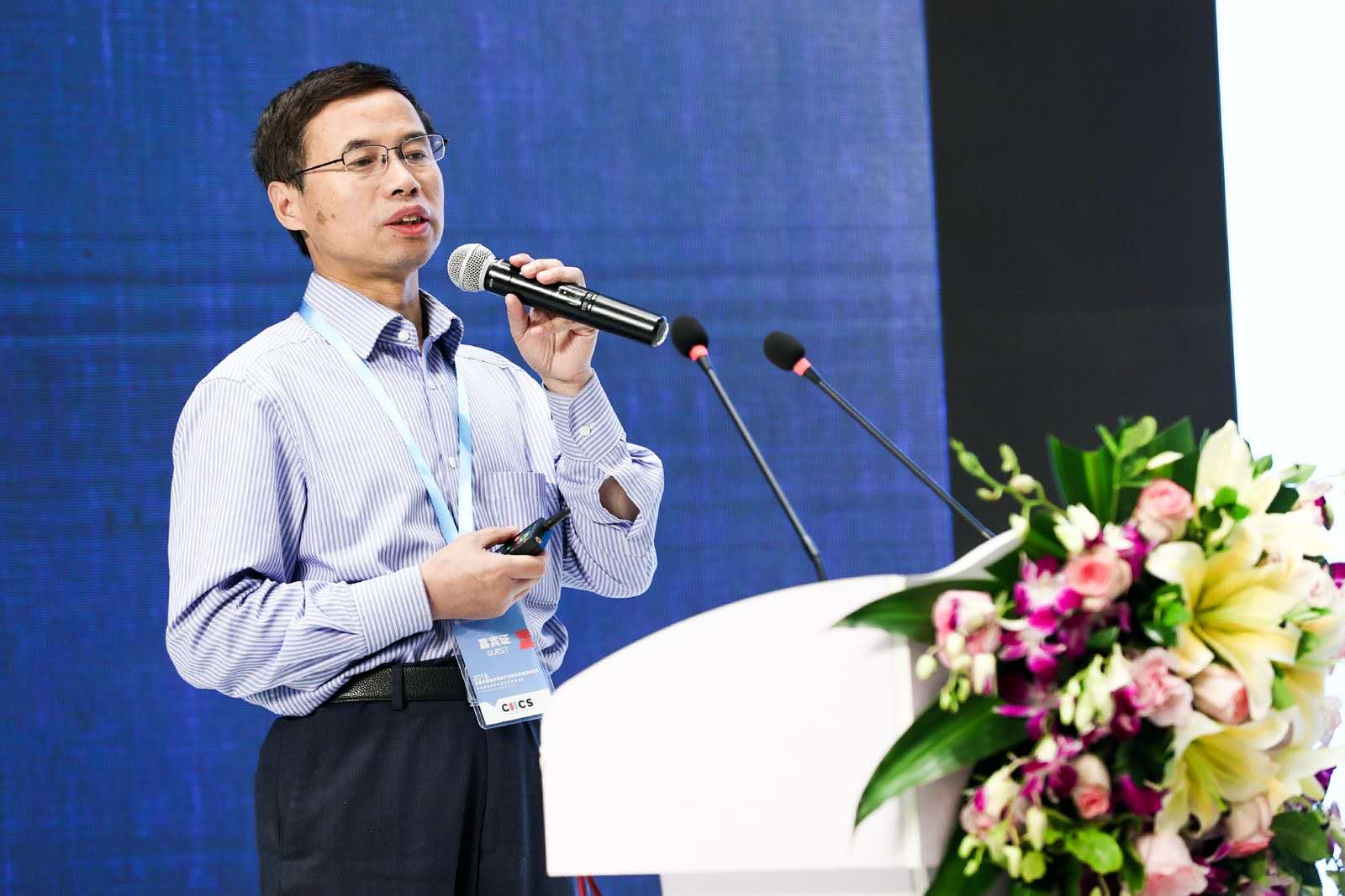 云博app官方在线入口创新论坛第九百六十九讲：超分子可见光催化及环境、能源和肿瘤治疗探索
